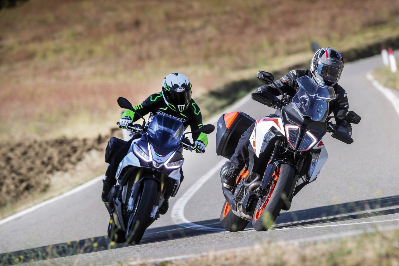 Aprilia Tuono V4 VS KTM 1290 Super Duke GT: la SFIDA delle hypernaked!